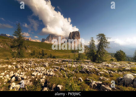 Cinque Torri, Ampezzaner Dolomiten. Im Vordergrund der Main Tower und im Hintergrund die Tofana de Rozes massiv, in den Bergen in der Nähe von Cortina d'Am Stockfoto