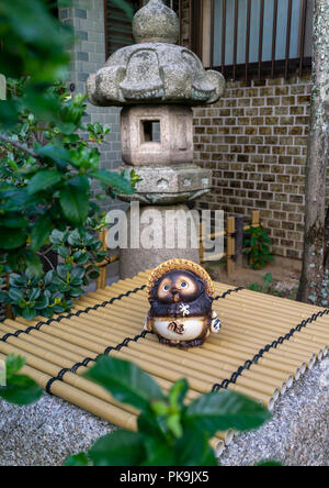 Stein Laterne in Kazue-machi chaya Geisha District, Präfektur Ishikawa, Kanazawa, Japan Stockfoto