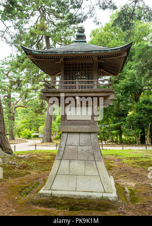 Alte NHK Radio Tower in Kenroku-en Garten, Präfektur Ishikawa, Kanazawa, Japan Stockfoto