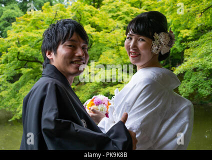 Japanisches Paar in traditioneller Kleidung im botanischen Garten, Region Kansai, Kyoto, Japan Stockfoto