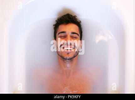 Porträt eines jungen spanischen Mann Smilling ich na Badewanne Stockfoto