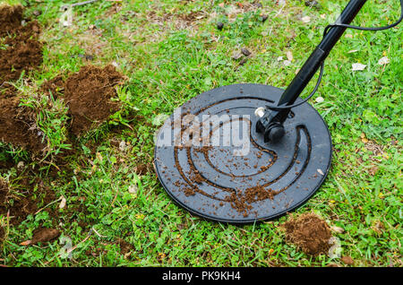 Metalldetektor auf der Suche nach Schatz im Boden Stockfoto