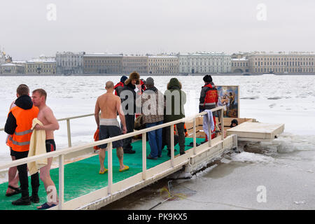 Sankt Petersburg. Russland - Januar 12, 2018: Ice-Loch zum Baden ins kalte Wasser am Tag der Erscheinung des Herrn. Traditionelle Eis in der Orthodoxen Kirche heilig Ep Stockfoto