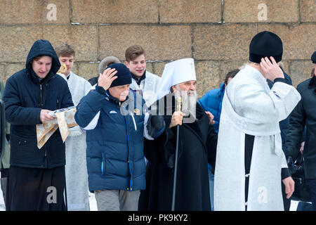 Sankt Petersburg. Russland - Januar 12, 2018: Metropolitan Varsonofy von St. Petersburg und Ladoga mit anderen Menschen gehen an Ice-Loch in Erscheinung. Tra Stockfoto