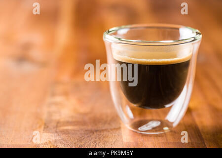 Tasse Espresso Kaffee auf Holztisch. Stockfoto