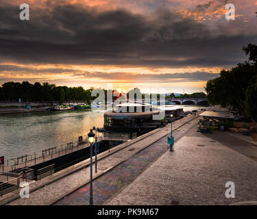 Schönen Sonnenaufgang in Paris mit Sun Spike, Paris, Frankreich Stockfoto