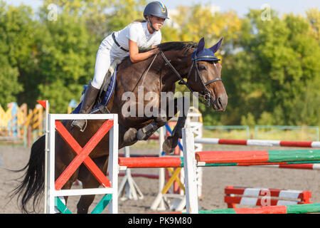 Junge Reiterin Mädchen auf Reitturnier Stockfoto