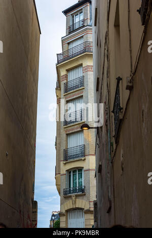 Gasse in Montmartre Paris, Frankreich mit einer Straßenlaterne Stockfoto