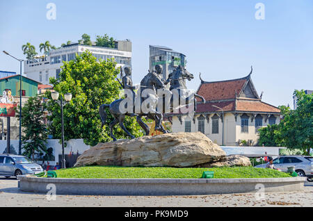 Phnom Penh, Kambodscha - April 9, 2018: Ansicht der Preah Sisowath Quay mit dem Pferd Denkmal für die Krieger Techo Meas und Techo Yot Stockfoto