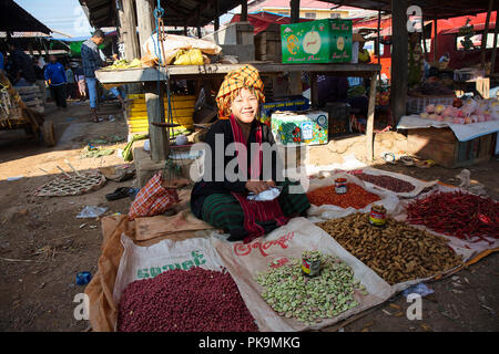 Ein einheimischer Burmese, der Gewürze und Trockenfrüchte an einem Stand auf dem Phaung Daw OO Markt, Inle Lake, Myanmar verkauft. Stockfoto