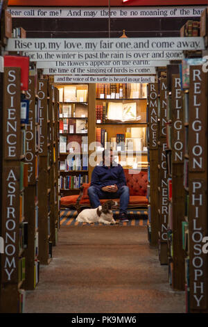 Innere Aufnahme der Buchhandlung, Barter Books, Alnwick, Northumberland, Großbritannien Stockfoto