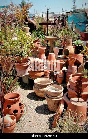 Metall und Holz garten Kunst in der Galerie zum Verkauf in Kalifornien, Oceano USA America Stockfoto