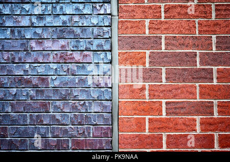 Klinker und roten Ziegeln Mauer geteilt in zwei gleiche Teile. Stockfoto