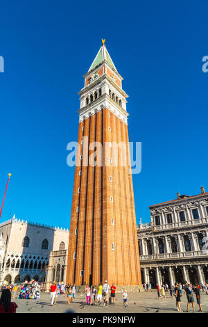 Venedig, Italien - 15.08.2018: Bell Tower auf der Piazza San Marco in Venedig, Italien. Stockfoto