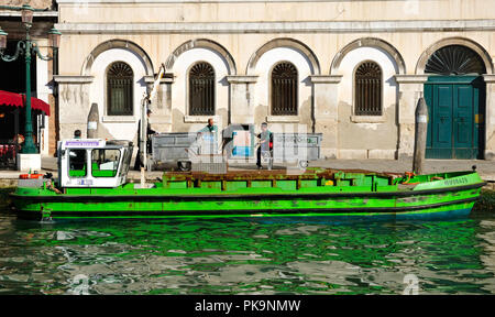 Boot sammeln Müll auf Kanal in Venedig Stockfoto