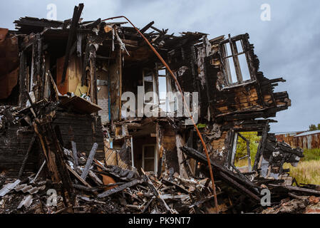 Die alten hölzernen niedergebrannten Haus mit Möbel eine Ansicht von innen Stockfoto