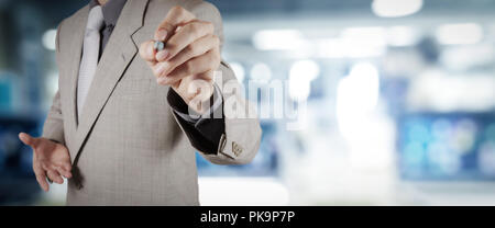 Geschäftsmann workimg auf VR leere breiter Touchscreen computer auf Office blur Hintergrund. Stockfoto