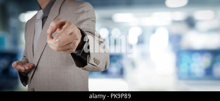 Geschäftsmann workimg auf VR leere breiter Touchscreen computer auf Office blur Hintergrund. Stockfoto
