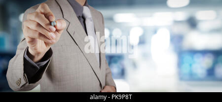 Geschäftsmann workimg auf VR leere breiter Touchscreen computer auf Office blur Hintergrund. Stockfoto