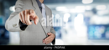 Geschäftsmann workimg auf VR leere breiter Touchscreen computer auf Office blur Hintergrund. Stockfoto