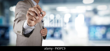 Geschäftsmann workimg auf VR leere breiter Touchscreen computer auf Office blur Hintergrund. Stockfoto