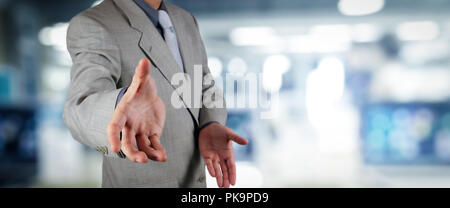 Geschäftsmann workimg auf VR leere breiter Touchscreen computer auf Office blur Hintergrund. Stockfoto