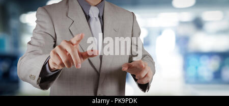 Geschäftsmann workimg auf VR leere breiter Touchscreen computer auf Office blur Hintergrund. Stockfoto