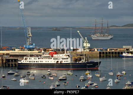 HEBRIDEAN PRINCESS Ankunft in der Abendsonne am Hafen von St Peter Port, Guernsey, Channel Islands Stockfoto