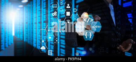 Software Entwickler arbeiten mit Augmented Reality dashboard Computer Icons von Scrum agile Entwicklung und code Gabel und Versionierung mit reaktionsschnellen Stockfoto