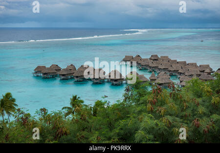 Über das Wasser Bungalows im Sofitel Moorea la Ora Beach Resort, Tahiti, Französisch-Polynesien Stockfoto