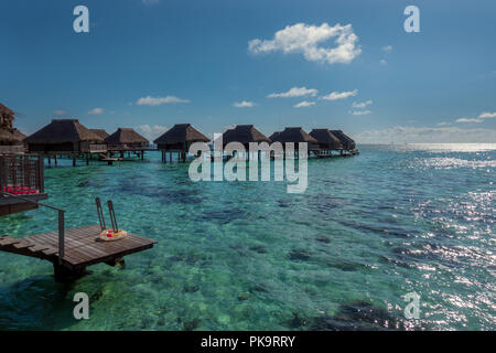 Über das Wasser Bungalows im Hilton Lagoon Resort und Spa, Papetoai, Moorea, Tahiti, Französisch-Polynesien Stockfoto