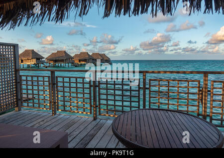 Über das Wasser Bungalows im Hilton Lagoon Resort und Spa, Papetoai, Moorea, Tahiti, Französisch-Polynesien Stockfoto