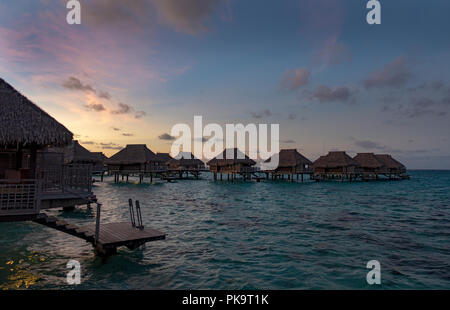 Über das Wasser Bungalows im Hilton Lagoon Resort und Spa, Papetoai, Moorea, Tahiti, Französisch-Polynesien Stockfoto