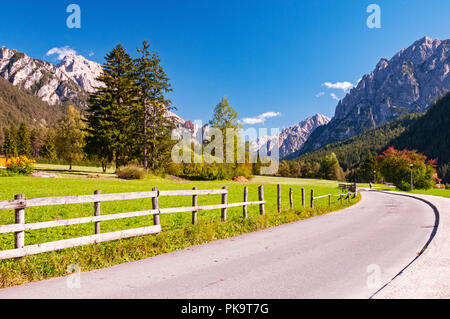 Straße in Fanes Sennes Prags Dolomiten Naturpark in St. Vigil in Enneberg, Italien führende Stockfoto