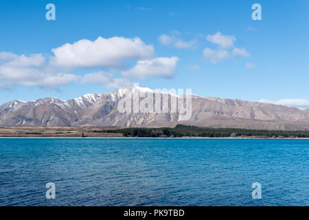 Die schneebedeckten Berge und Blue Lake Tekapo Stockfoto