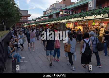 Besucher Senso-ji-Tempel in Tokio Pass durch die nakamise-dori Shopping Arkade, die bis zu den Tempel führt Stockfoto