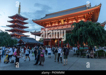 Die Hozomon Tor und dem 5-stöckigen Goju-keine-Pagode in Senso-ji-Tempel in Tokio während der Blauen Stunde kurz nach Sonnenuntergang Stockfoto