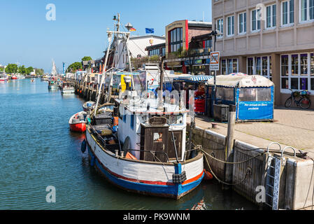 Rostock, Deutschland - 26. Mai 2017: Fischmarkt und Boote auf der ruhigen Alten Strom Kanal entlang Bin Strom Promenade in Warnemünde, Rostock, Mecklenburg- Stockfoto