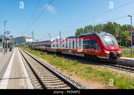 Rostock, Deutschland - 26. Mai 2017: Am Bahnhof in Warnemünde, Rostock, Mecklenburg-Vorpommern, Deutschland. Stockfoto