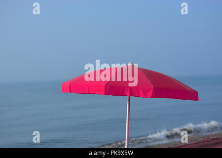 Am Morgen die Luftfeuchtigkeit am Strand im Mai Stockfoto