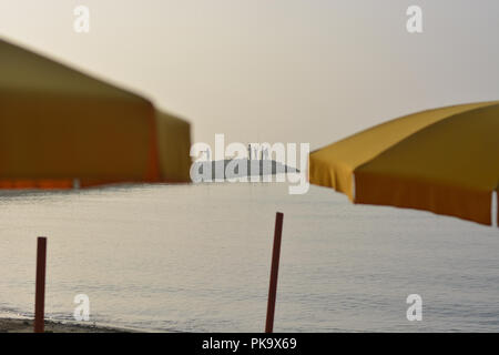 Am Morgen die Luftfeuchtigkeit am Strand im Mai Stockfoto