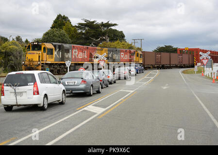 TARAMAKAU River, New Zealand, 18. NOVEMBER 2017: ein Güterzug hält den Verkehr an der historischen Straße-Schiene Brücke über den Taramakau River in der Nähe von Greymouth, Neuseeland Stockfoto