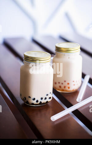 Kalten Sommer Drink mit Grütze Kugeln Stockfoto