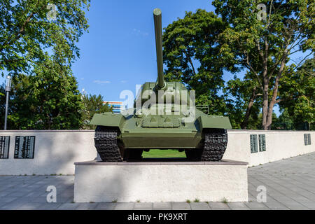 Sowjetischer Panzer auf einer öffentlichen Gedenkstätte in Burg / Deutschland Stockfoto