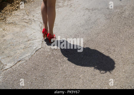 Woman's Schatten gehen auf die Straße Stockfoto