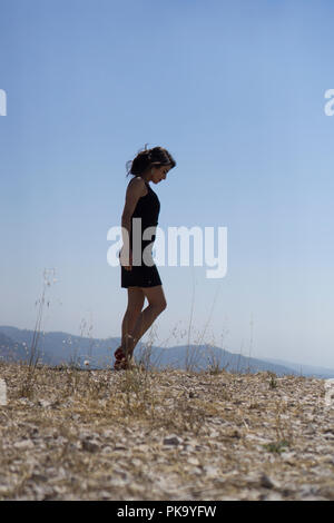 Seitenansicht einer Frau Wandern in der Natur Stockfoto