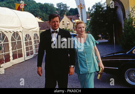 Peter Prinz zu Sayn Wittgenstein Sayn mit Ehefrau Sunnyi Melles bei der Hochzeit von Prinzessin Alexandra von Sayn Sayn Wittgenstein und Erbprinz Carl Eugen zu Oettingen in Oettingen Wallerstein in Bendorf, Deutschland 1994. Peter Prinz von Sayn Sayn Wittgenstein mit Frau Sunnyi Melles auf der Hochzeit von Prinzessin Alexandra zu Sayn Wittgenstein Sayn mit Prinz Carl Eugen zu Oettingen und Wallerstein in Bendorf, Deutschland 1994. Stockfoto