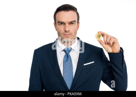 Geschäftsmann holding Bitcoin und Kamera isoliert auf weißem Stockfoto