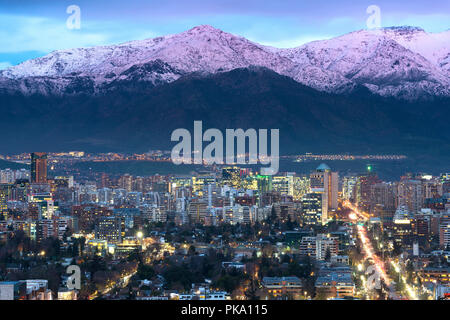 Blick auf Wohn- und Bürogebäude an der wohlhabenden Stadtteil Las Condes in Santiago de Chile mit Los Andes Mountain Range in der Rückseite Stockfoto