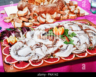 Traditionelle italienische Porchetta mit roten Orangen und Salat auf Holz- fach-selektiven Fokus präsentiert Stockfoto